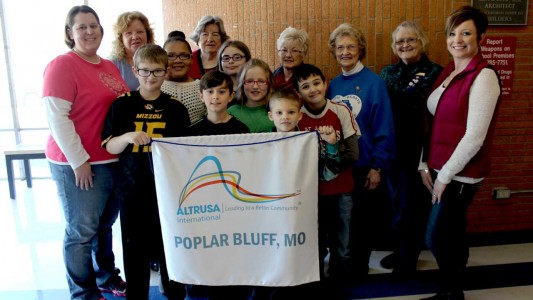 Altrusa members [from left] are Ashley Robertson, Nila Keller, Shirley Davenport, Diana Clanahan, Gleta Gorman and Kathy Hadley, alongside O’Neal Principal Angie Rideout; students [from left] are Aaron Witcher, Mya Johnson, Bennett Allen, Kira Strouse, Zoey Vickery, Aiden Cheshire and D.J. Felty.